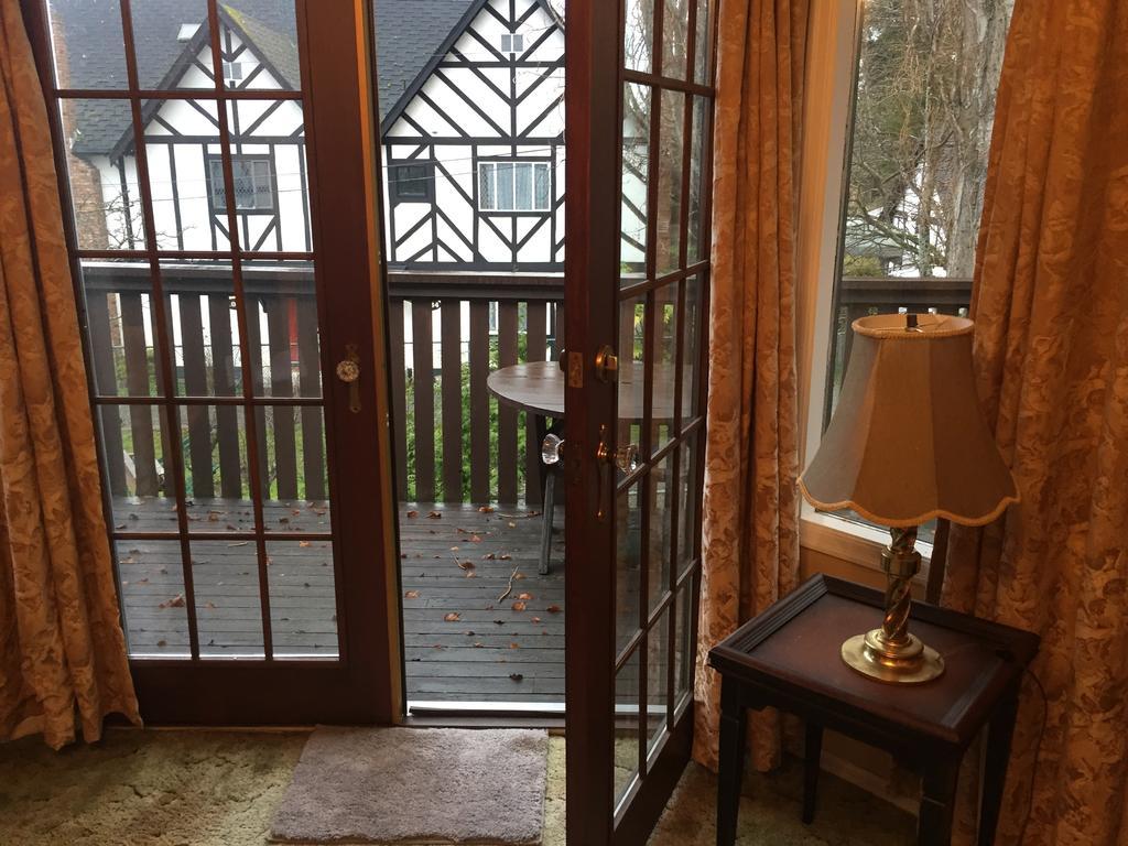 Bed and Breakfast Hemingway'S By The Sea Esquimalt Exterior foto