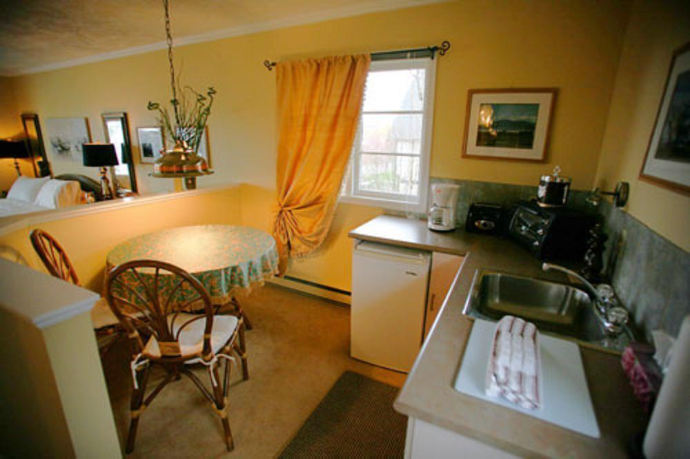 Bed and Breakfast Hemingway'S By The Sea Esquimalt Exterior foto